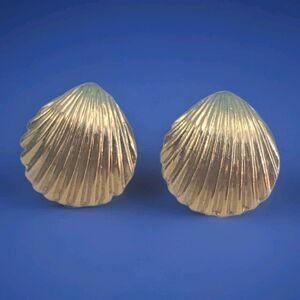 Gold Tone Scalloped Seashell Mermaid  Stud Earrings Beach Ocean Jewelry Thailand